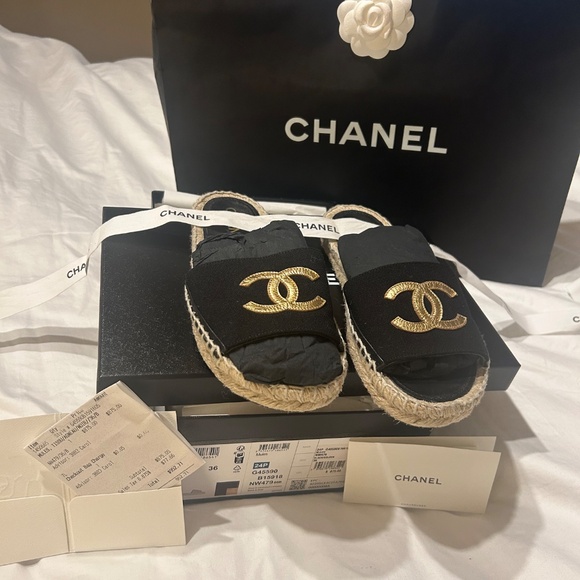 Chanel Women’s slides size 36 in black and gold - Picture 2 of 6